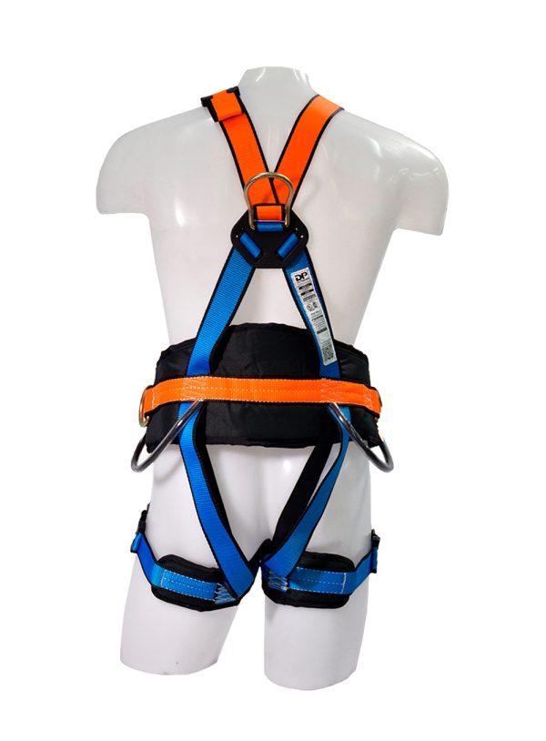 Arnes con enganche en espalda, pecho y cintura. Regulable en cintura y hombros. Con refuerzo lumbar y pernera.